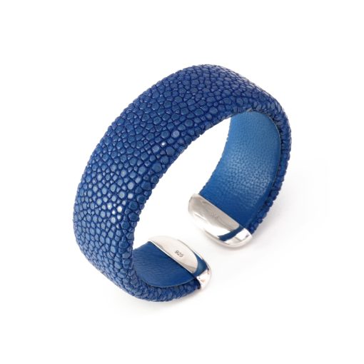 Cuff in stingray 20 mm with rhodium-plated 925 silver tips in sapphire color