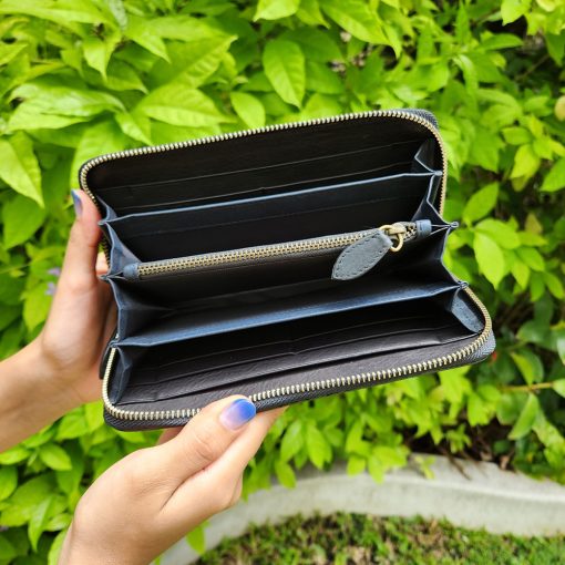 Long wallet with zip closure in black stingray - Image 4