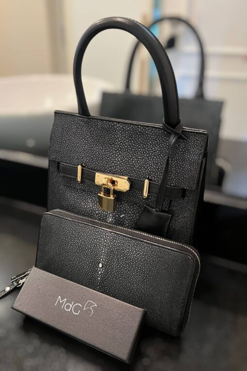 Sac à main en galuchat noir poli – Finition dorée élégante 7